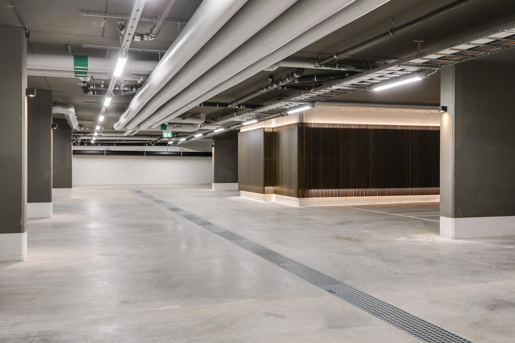 Totalt finns det 19 garageplatser, varav 12 med laddningsmöjlighet