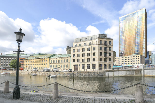 Pampig arkitektur granne med kanalen