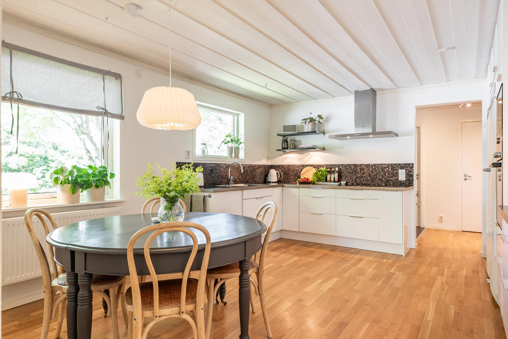 Stilrent kök med plats för matbord.