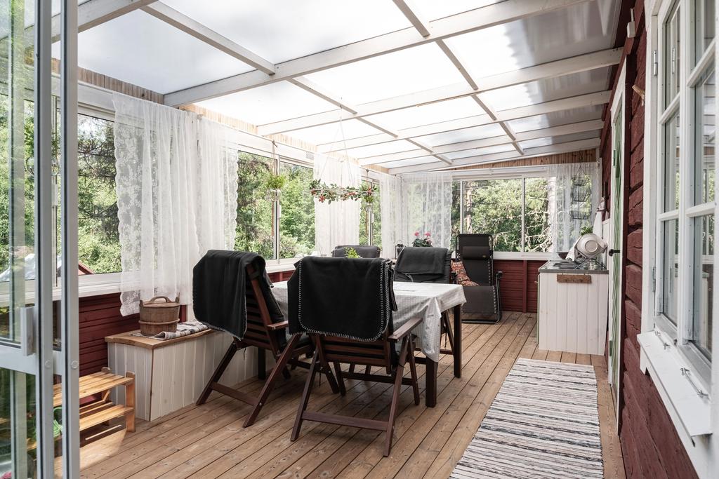 Entrén sker via den inglasade verandan
