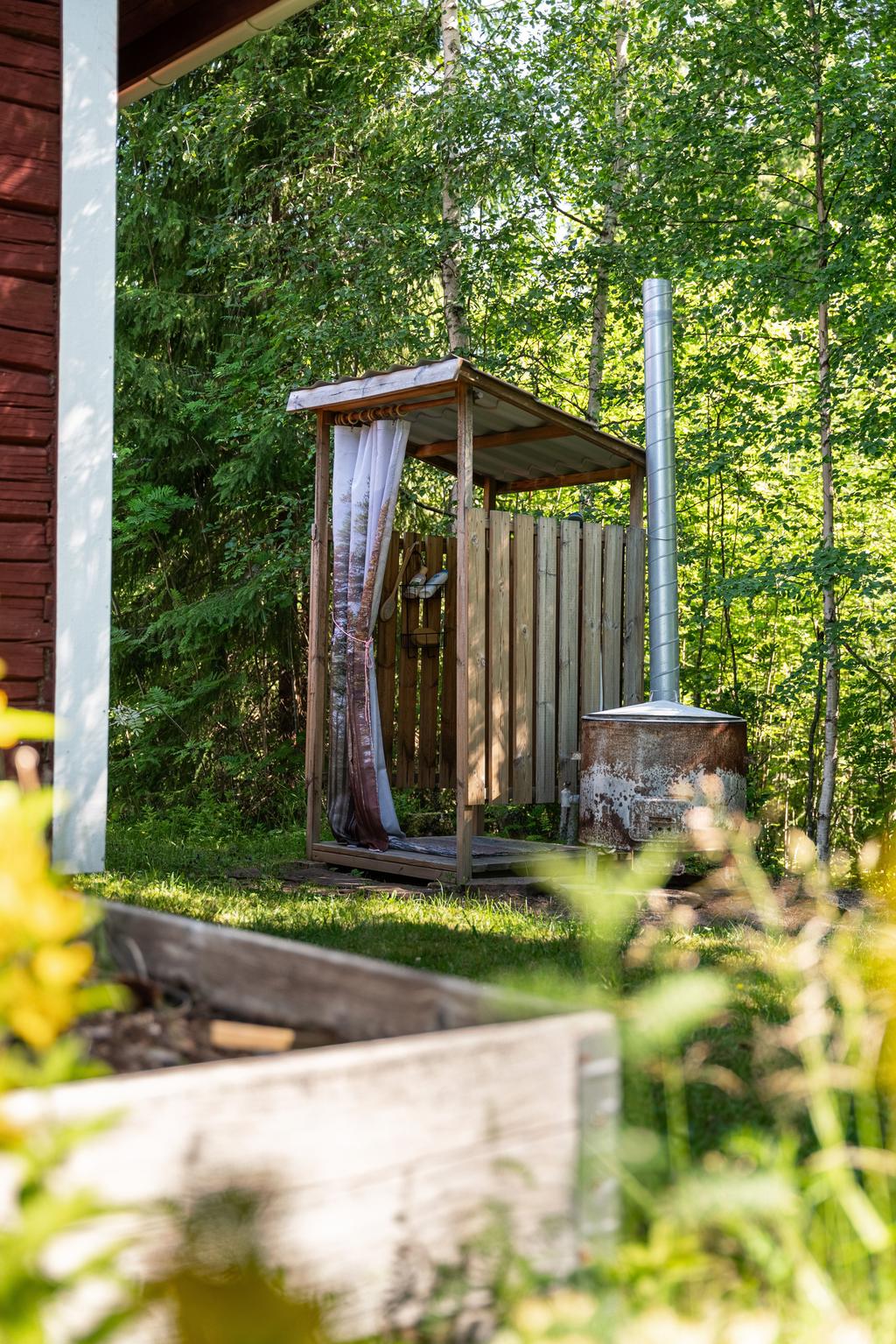 Utedusch bakom huvudstugan