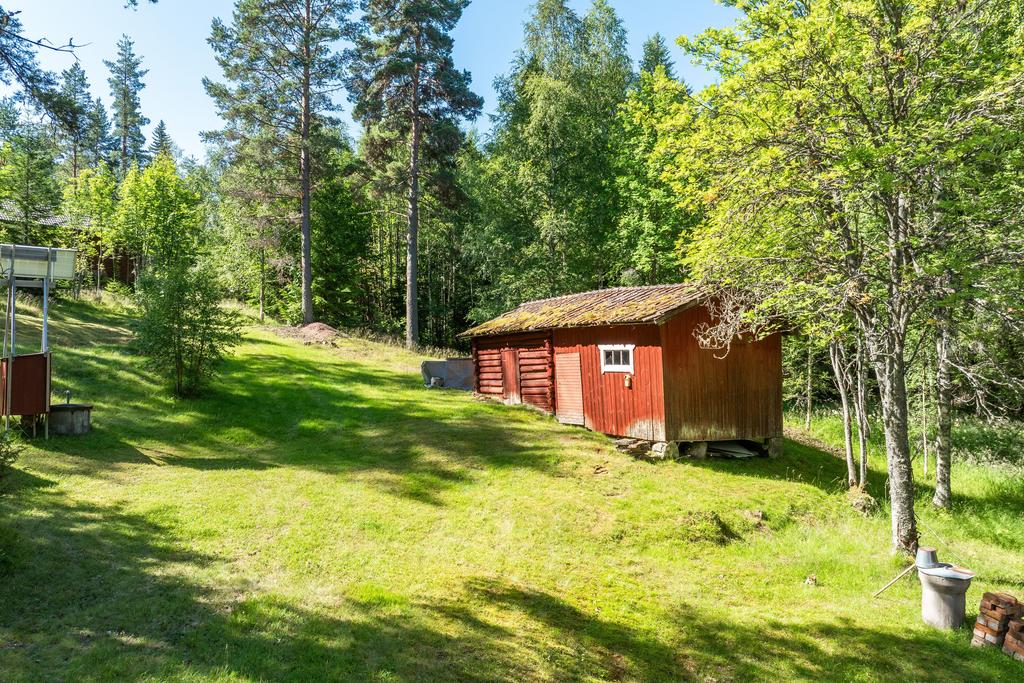 Uthuset som en gång var stall – nu vedbod och redskapsbod