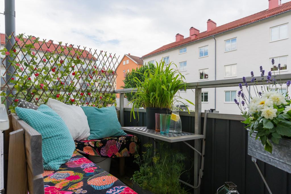 Balkong mot innergård med sydostläge
