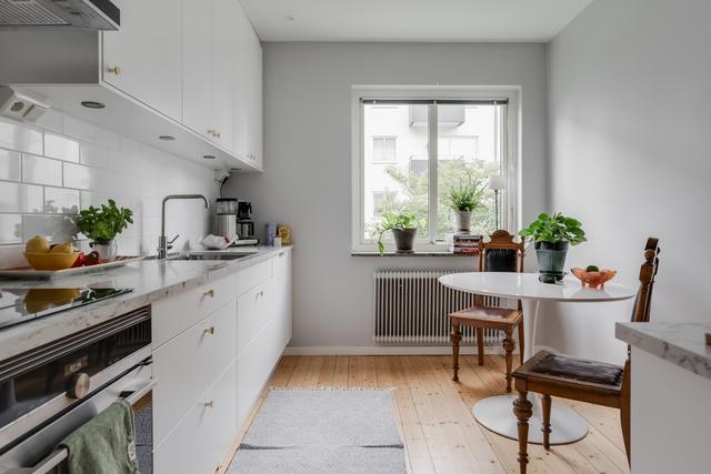 Fullutrustat kök med plats för matbord