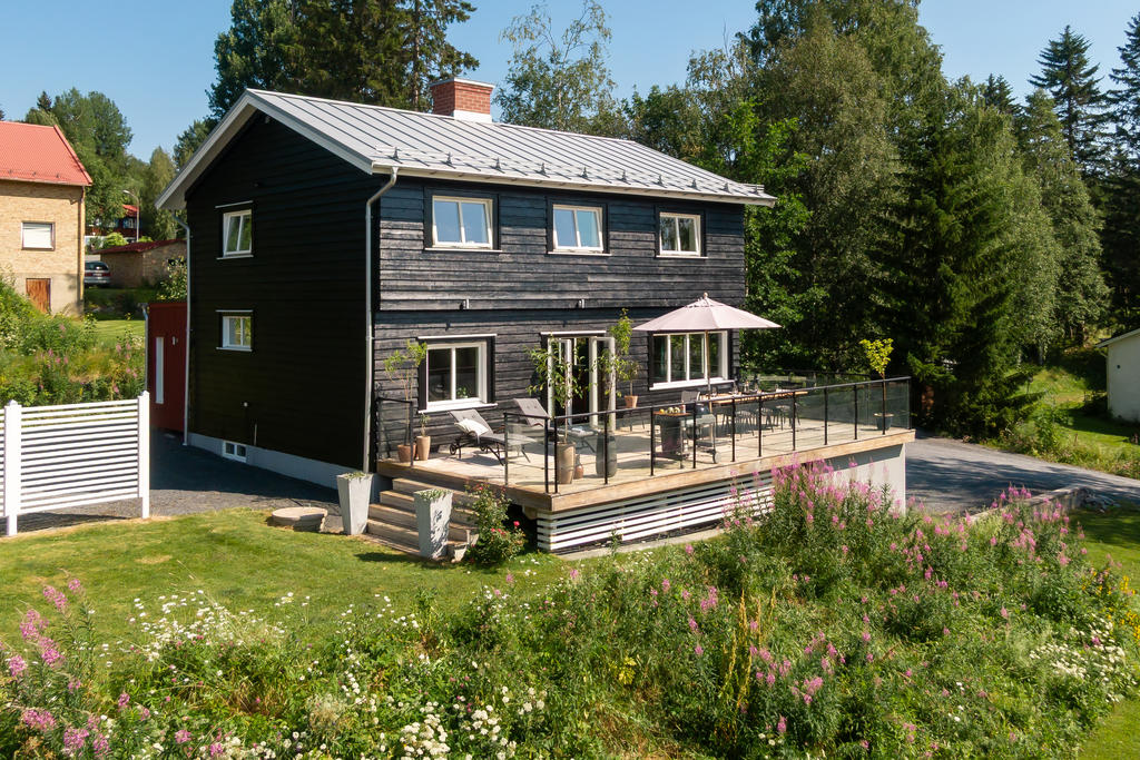 Inbjudande svart fasad och stor terrass