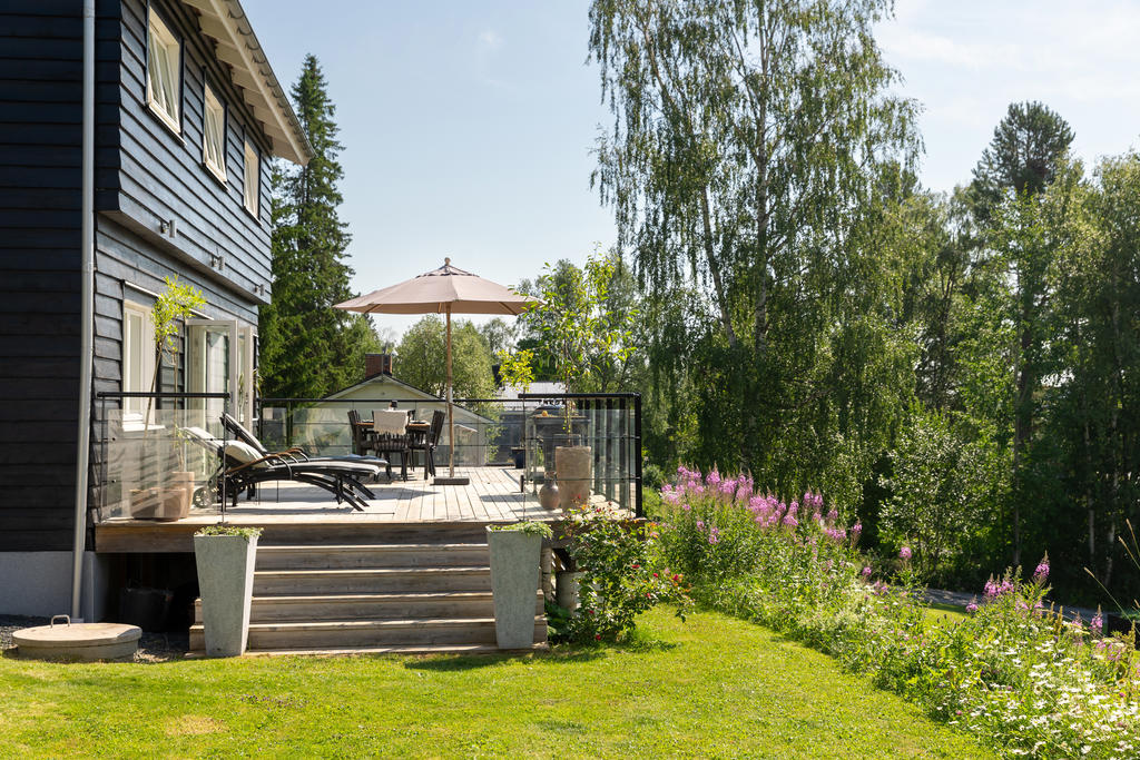 Terrassen nås antingen från allrummet eller från trädgården