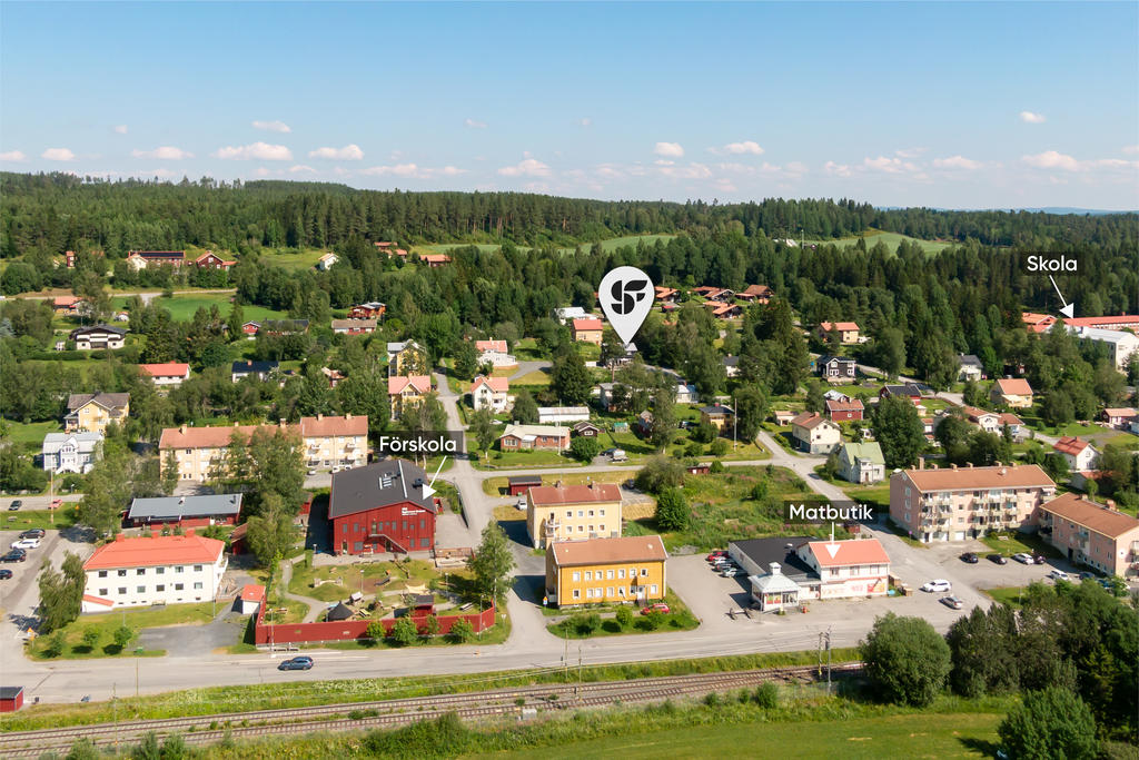 Här bor du i barnvänliga Mörsil, med skola, service och goda pendlingsmöjligheter inom räckhåll.