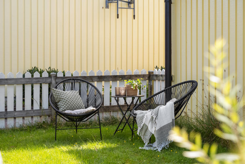 På framsidan av bostaden finns en trevlig uteplats 