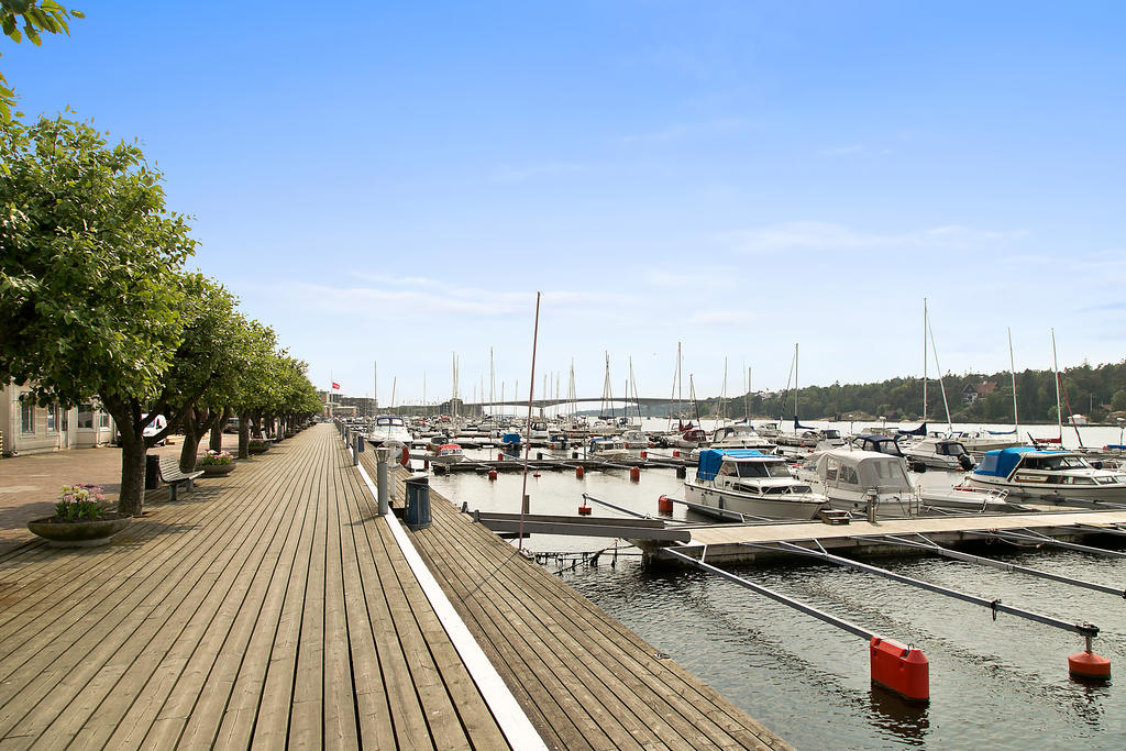 Stenungsunds gästhamn ligger intill Stenungstorg och erbjuder cirka 15 gästplatser med förtöjning i hamnens södra hörn. Sommarsäsongen sjuder hamnen av liv under evenemang som Tjörn Runt och Sundanatta, och är ett självklart stopp för båtfolk 