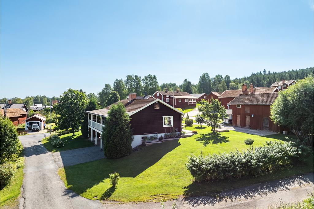 Souterrängvilla i bymiljö