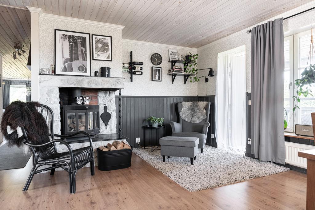 Matrummet har öppen spis med insats och utgång till den stora altanen