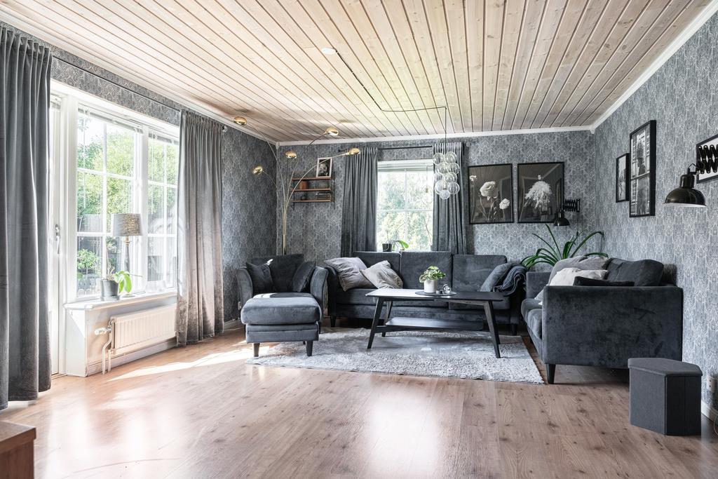 Vardagsrummet har utgång till uteplatsen mot trädgården