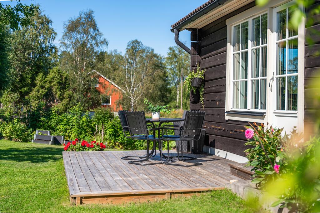 Uteplatsen intill vardasgrummet