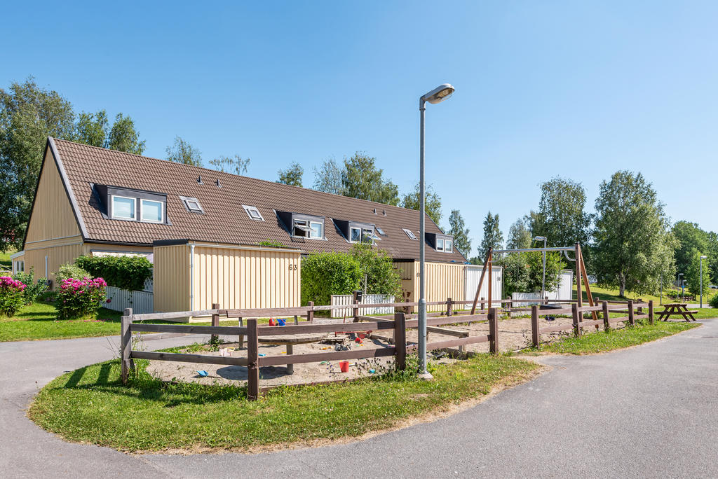 Granne med lekplatsen