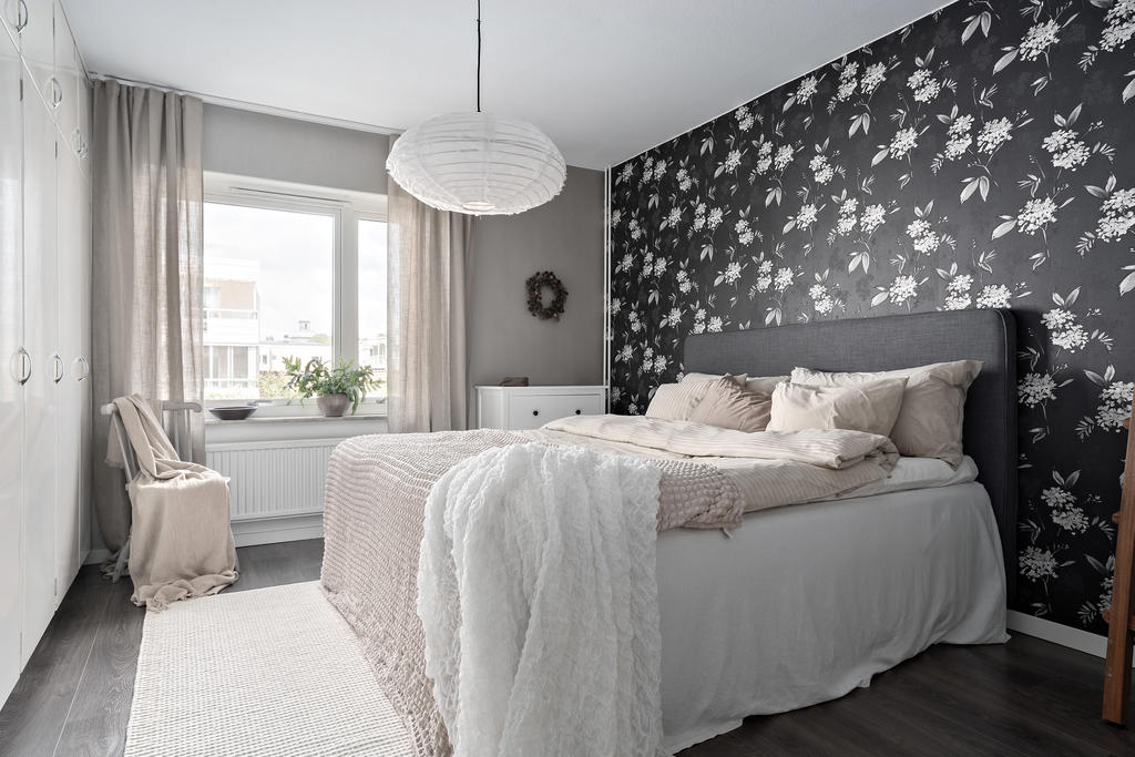 Masterbedroom med många garderober.