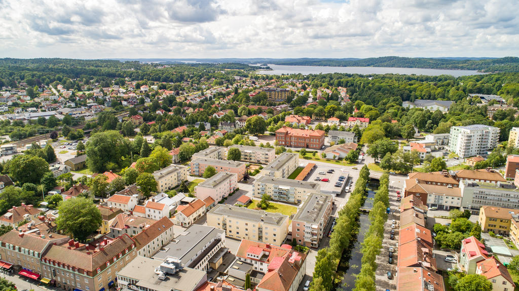 Översikt över området samt staden ner mot sjön Mjörn