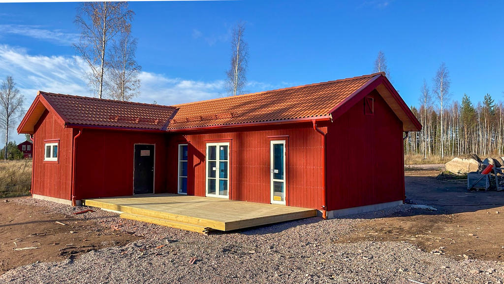 byggt av det Tällbergsbaserade byggföretaget NORDPARQ (www.nordiq.eu) och är av modellen Lodge AnnaB