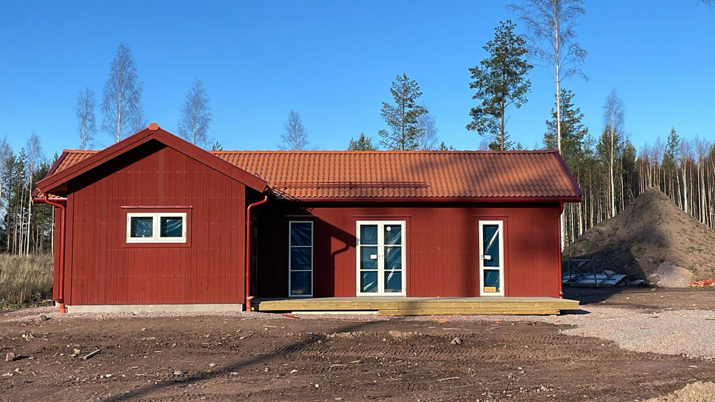Bostaden har en boarea på 69 kvadratmeter och är smart planerad med fyra rum och kök, varav tre sovrum.