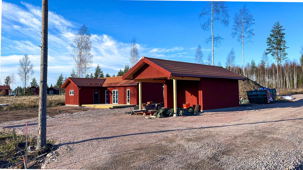 På tomten finns en uppförd carport med tillhörande förråd.