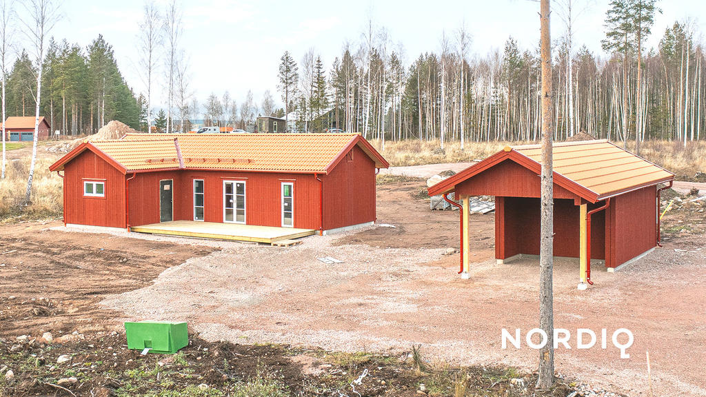För den som vill skapa en mer gårdslik känsla finns möjlighet att komplettera med exempelvis en gäststuga eller annan byggnad.