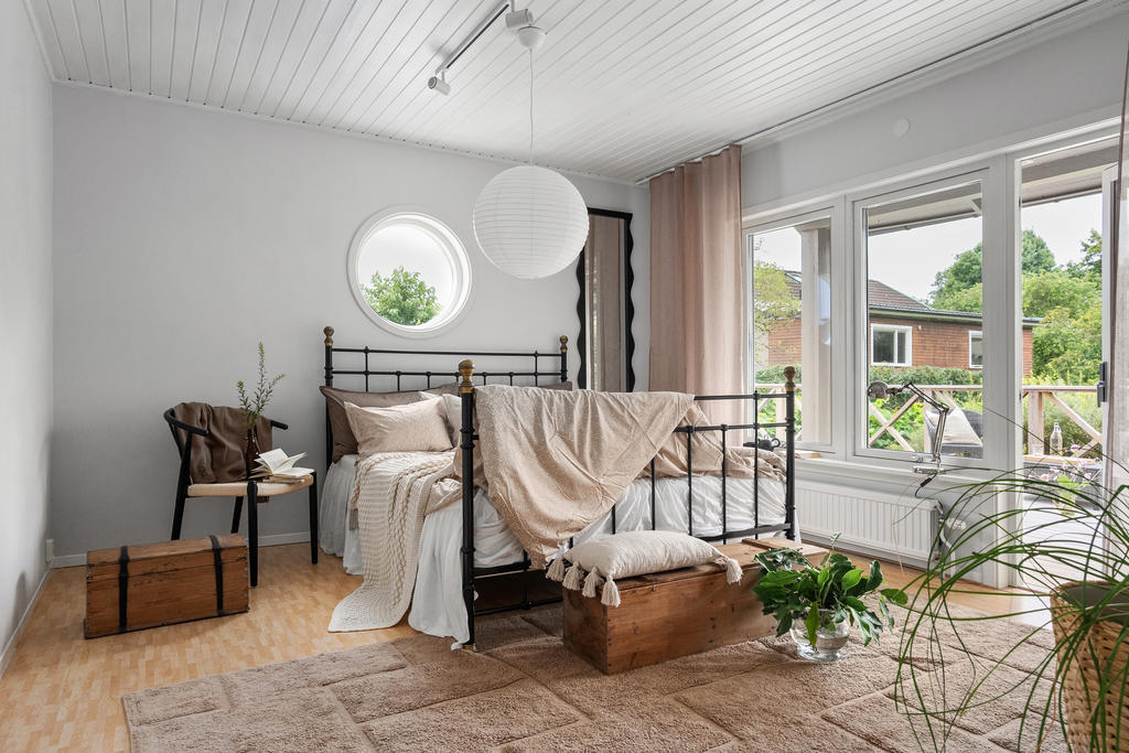 Stort härligt sovrum med utgång till altan