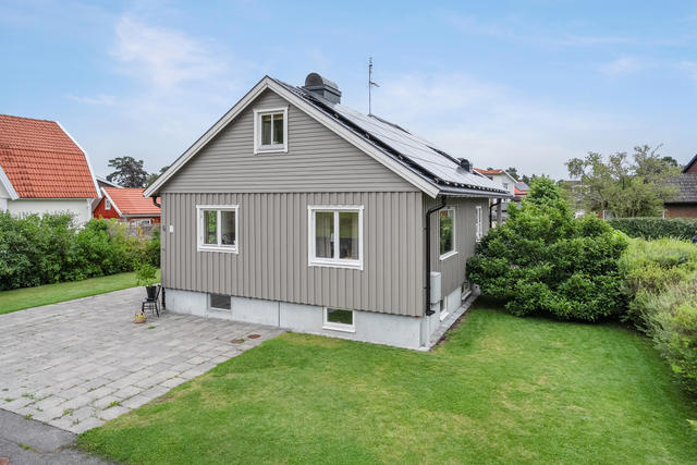 Framsidan med stensatt uppfart