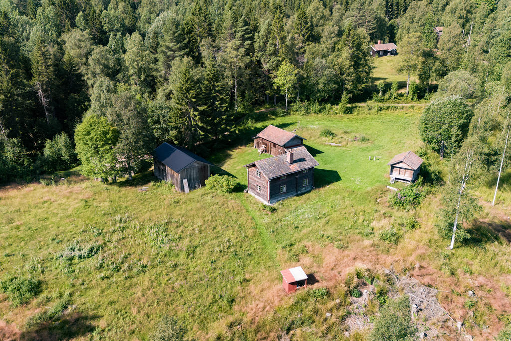 Gedigen tomt om hela 5 041 kvm! En plats med utrymme för drömmar. Här finns gott om möjligheter, oavsett om du vill ha bete för djur, skapa en odling eller bara njuta av lugnet i naturnära omgivningar.