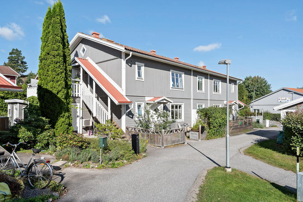 Framsidans uteplats har sol på fm