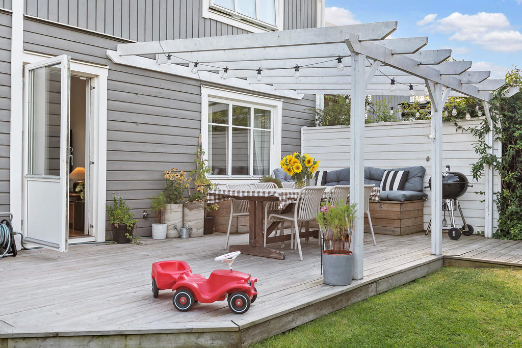 Nymålade fasader och fina fönster ger en fin och fräsch känsla