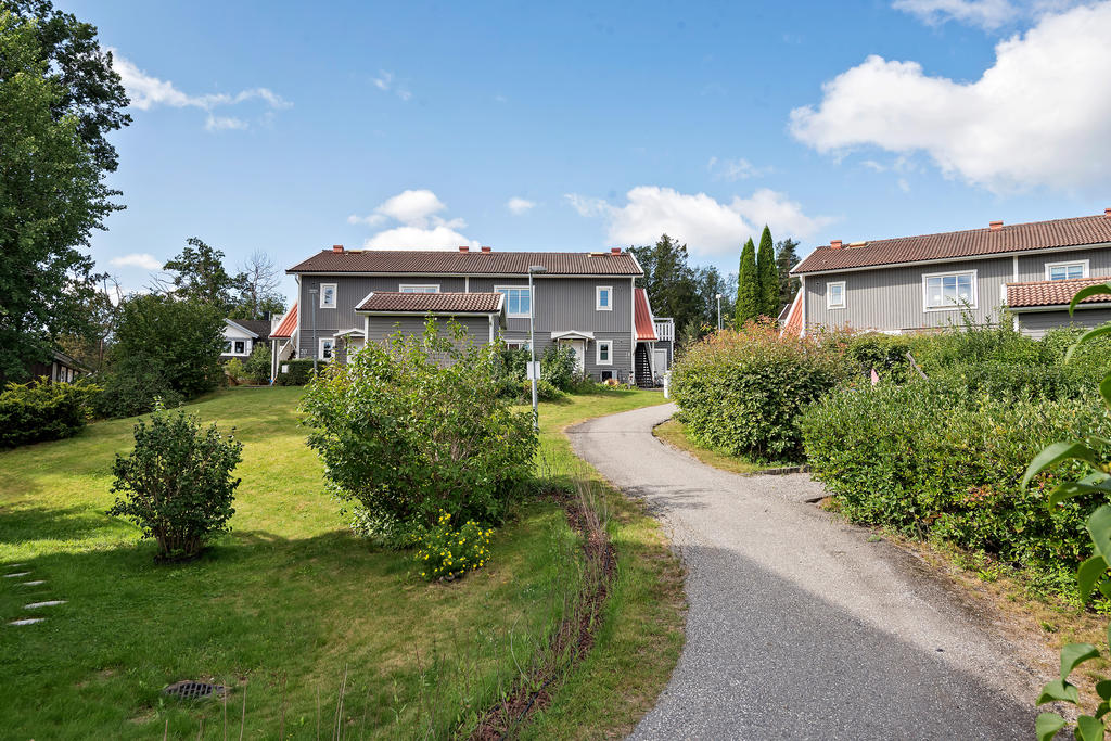 Utanför huset har man mer grönska och gångvägar att ta sig runt på.