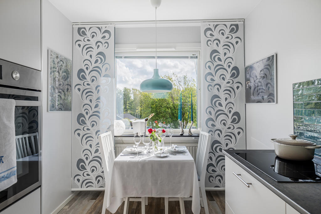 Köket med plats för matbord