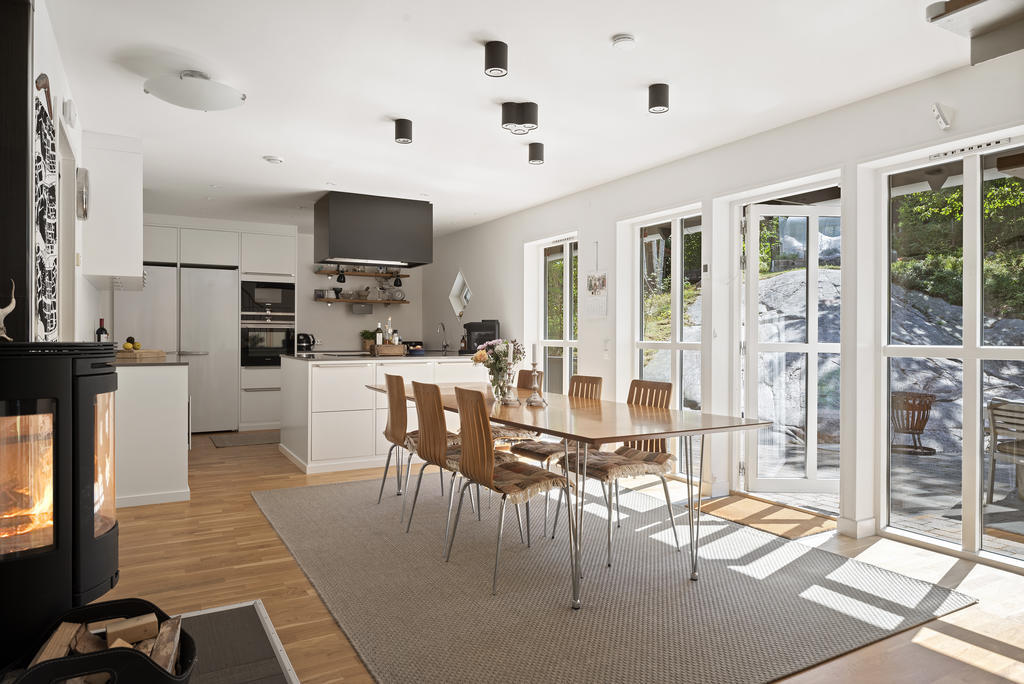 Matplats med utgång till uteplatsen.