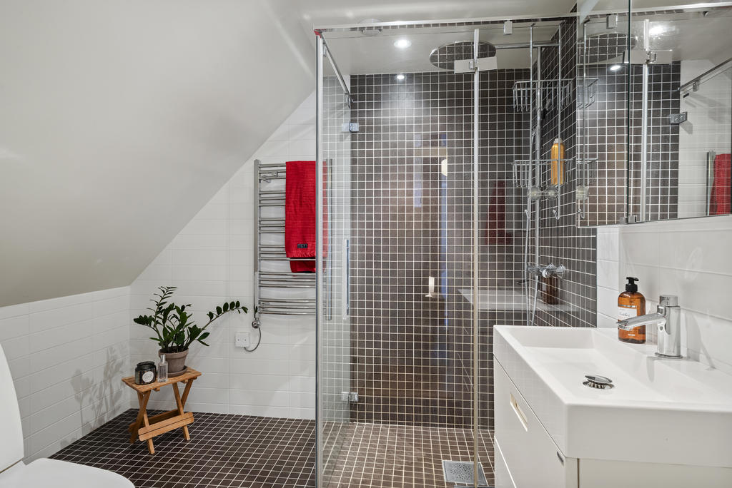 Badrum 2  på ovanvåningen.