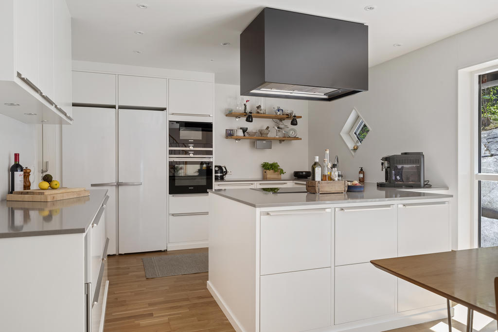 Kök med mycket förvaring och arbetsytor.