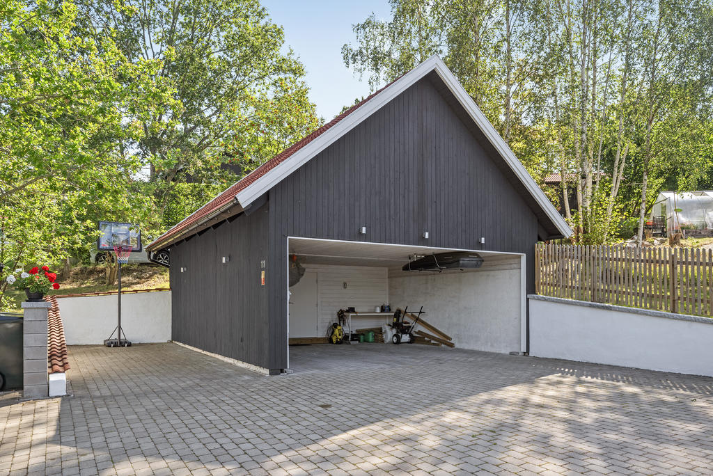 Stor oinredd vind ovanför carporten.