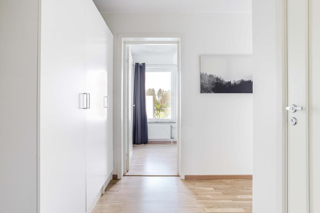 Från lägenhetsdörren mot hall och sovrum