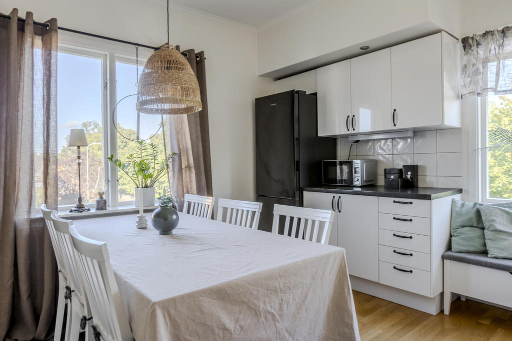 Kök med gott om plats för köksmöbel