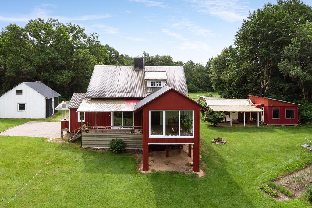 Huset har ett stort uterum med stora fönsterpartier som ger en fin överblick över hela trädgården.