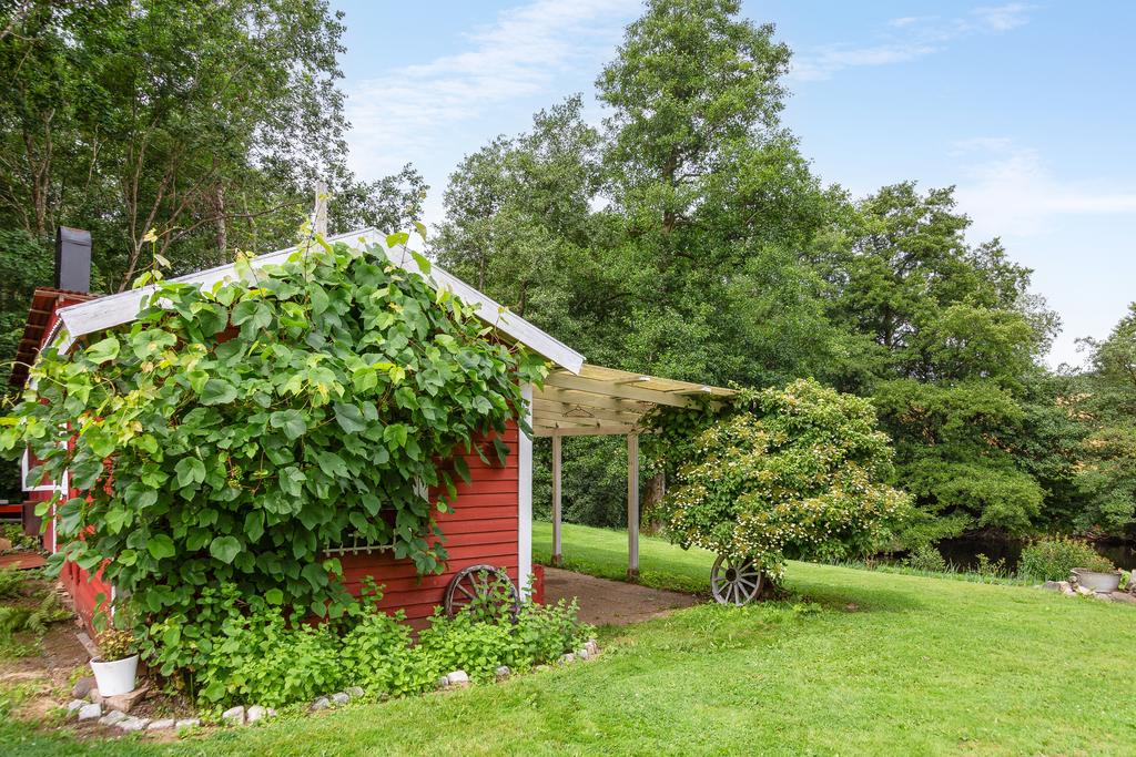 På fastigheten finns även en gäststuga som är utrustad med bastu. 
