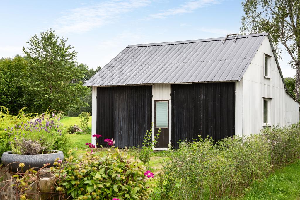 På fastigheten finns även garage och förråd för förvaring.