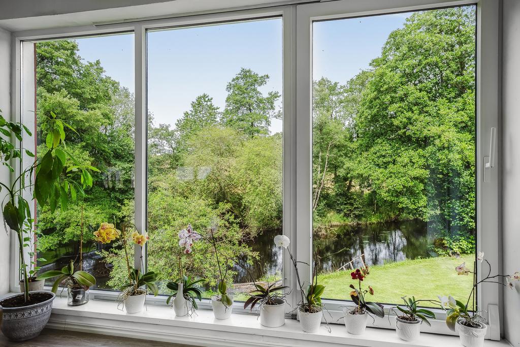 Huset bjuder på många utsiktspunkter mot natur och grönska. 