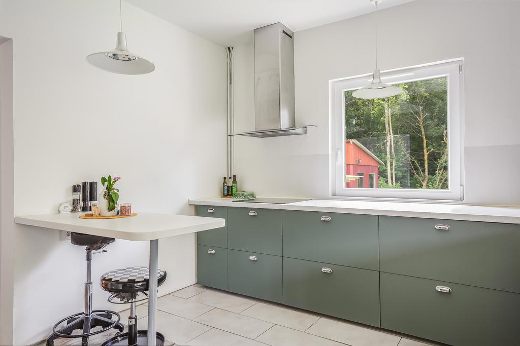 Stilrent kök med generösa arbetsytor och gott om förvaring.