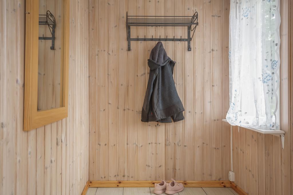 Vid ingången finns det plats för avhängning. 