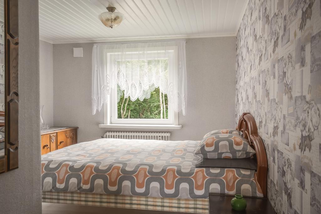 Sovrummet har gått om plats för dubbelsäng och förvaring. 