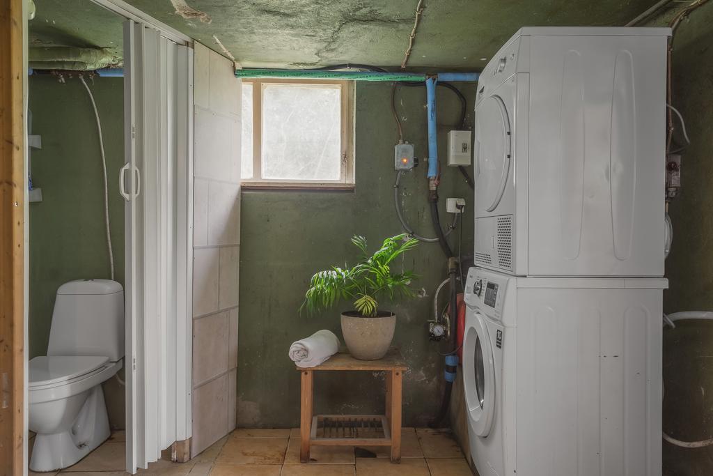 I källaren finns en tvättstuga med separat WC.