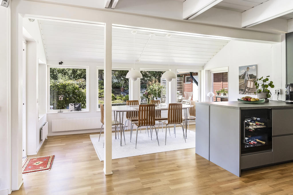 Öppen planlösning mellan kök och matplats 