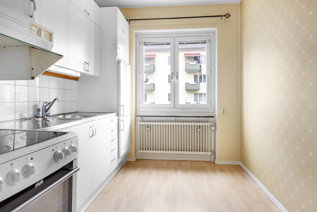 Kök med plats för mindre matbord