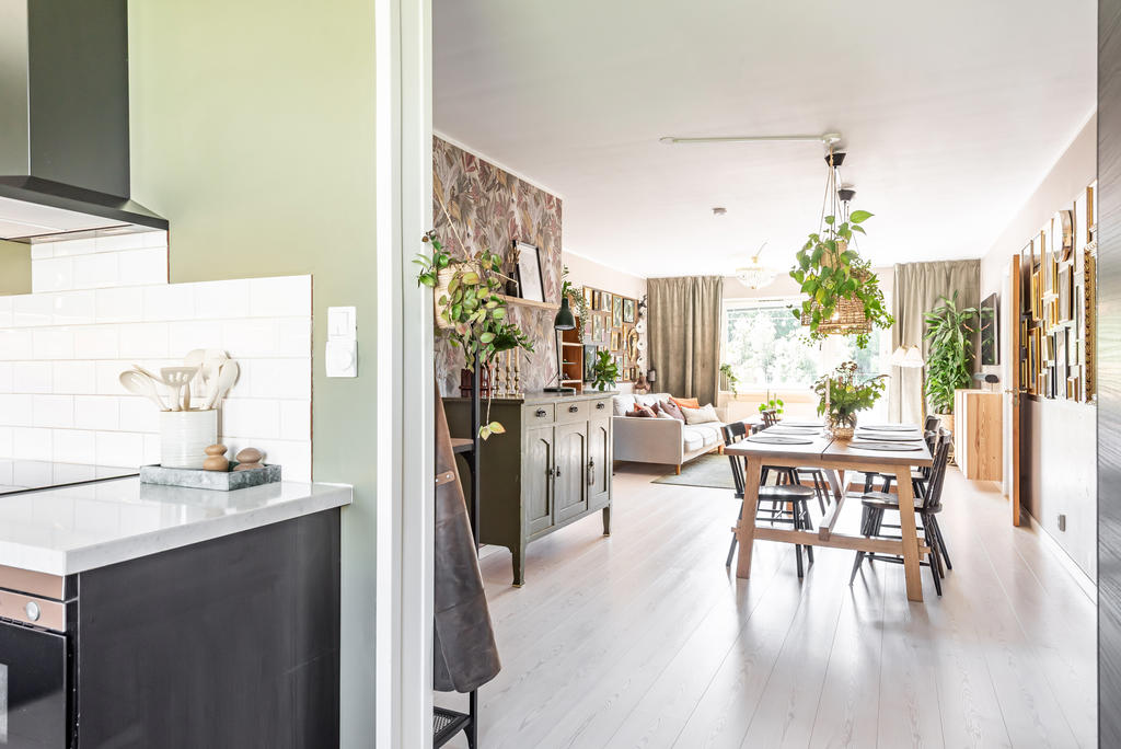 I vardagsrummet finns det gott om plats för ett rymligt matbord och soffhörna