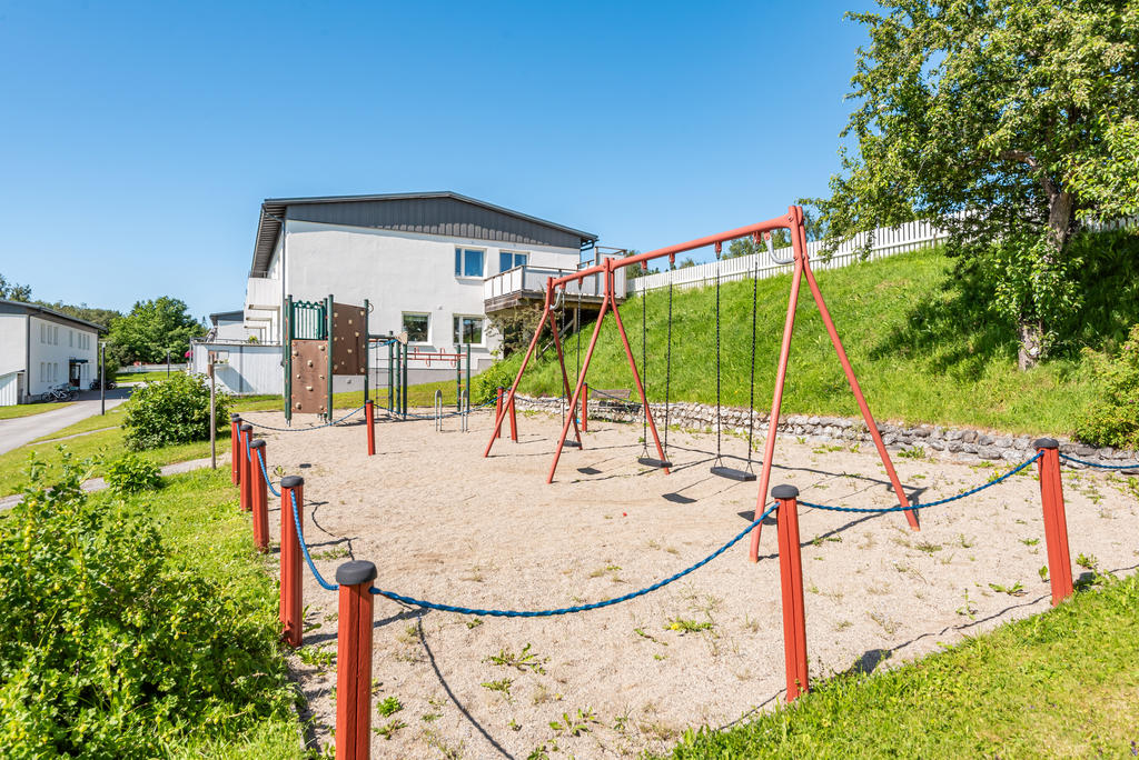 En av två lekplatser som finns på gården