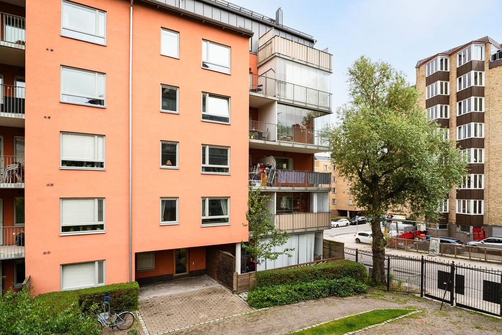 Inhängnad innergård, låst 24-7.